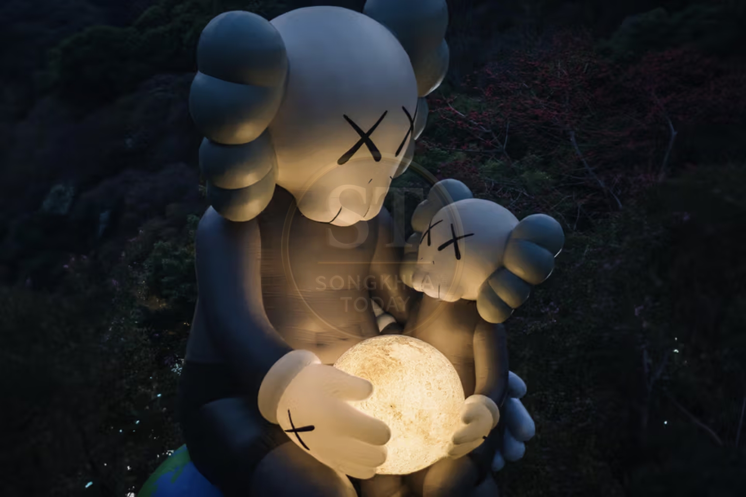 KAWS:HOLIDAY THAILAND 2025 – ปฏิวัติศิลปะในเมืองที่สนามหลวงด้วยประติมากรรม COMPANION ขนาดยักษ์ที่จะมาเปลี่ยนโฉมหน้าของกรุงเทพฯ!